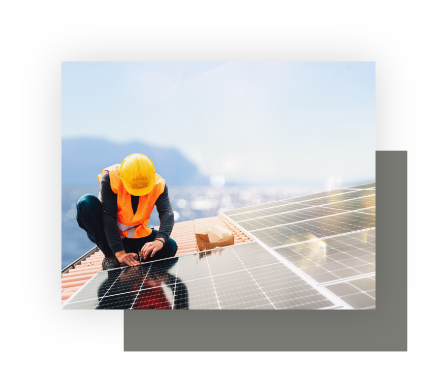 Immagine operaio fotovoltaico al lavoro