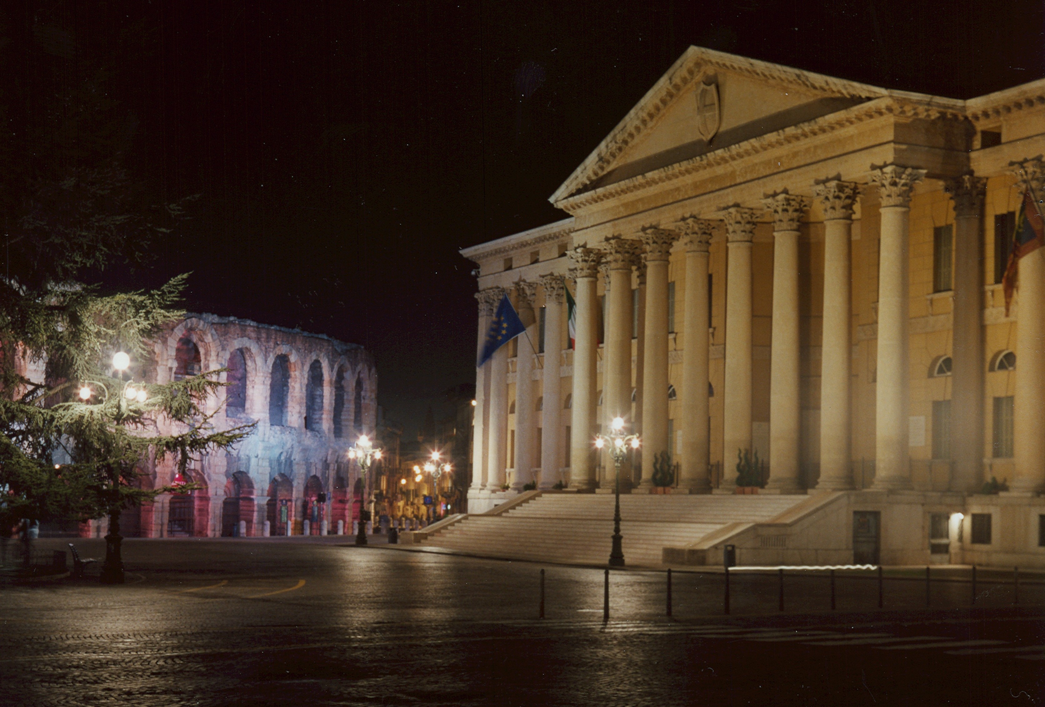 Immagine palazzo storico con bandiera europea che sventola