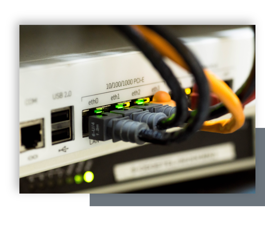 Immagine retro modem con cavi inseriti in plug