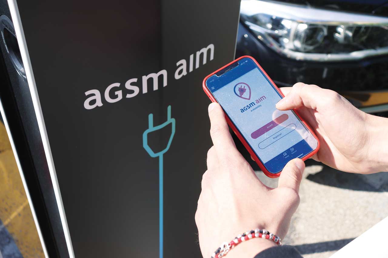 Dettaglio smartphone con app agsm aim e-mobility